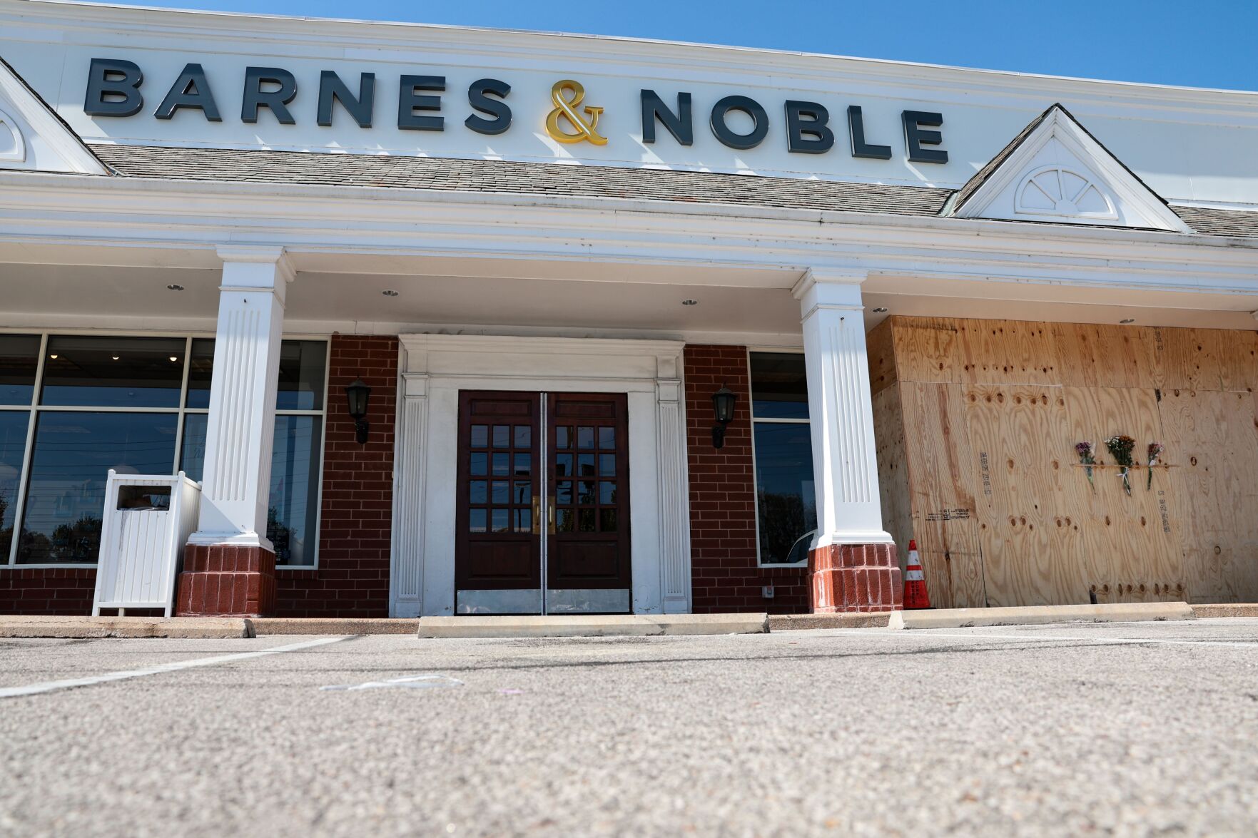 SUV crash into Ladue Barnes & Noble bookstore kills one